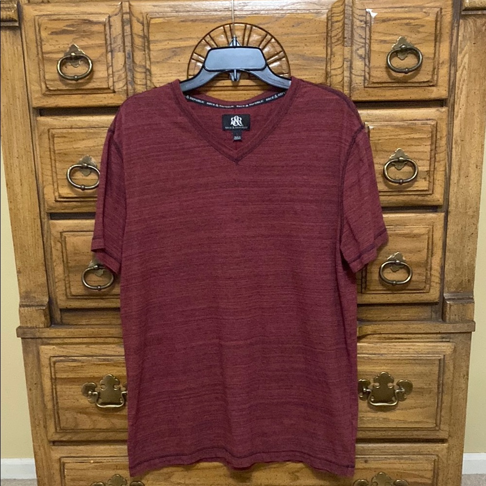 Rock & Republic Men's Burgundy V-Neck T-Shirt Size Large